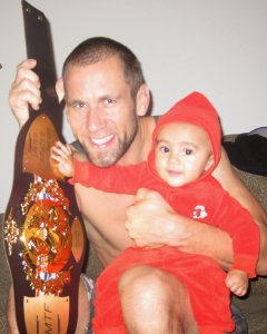 Kru Dave with daughter post fight